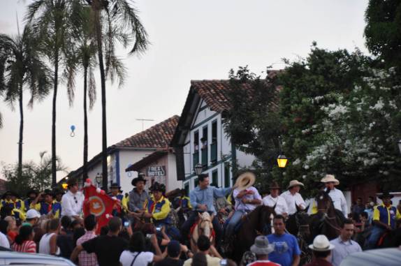 Governador lidera folia em Pirenópolis - GO